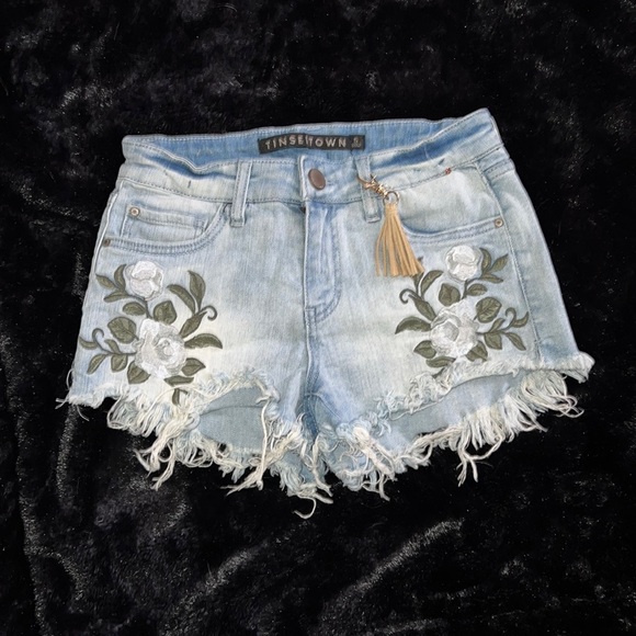 NEVER WORN CUTE FRAYED DENIM SHORTS SZ 5 - Picture 1 of 5